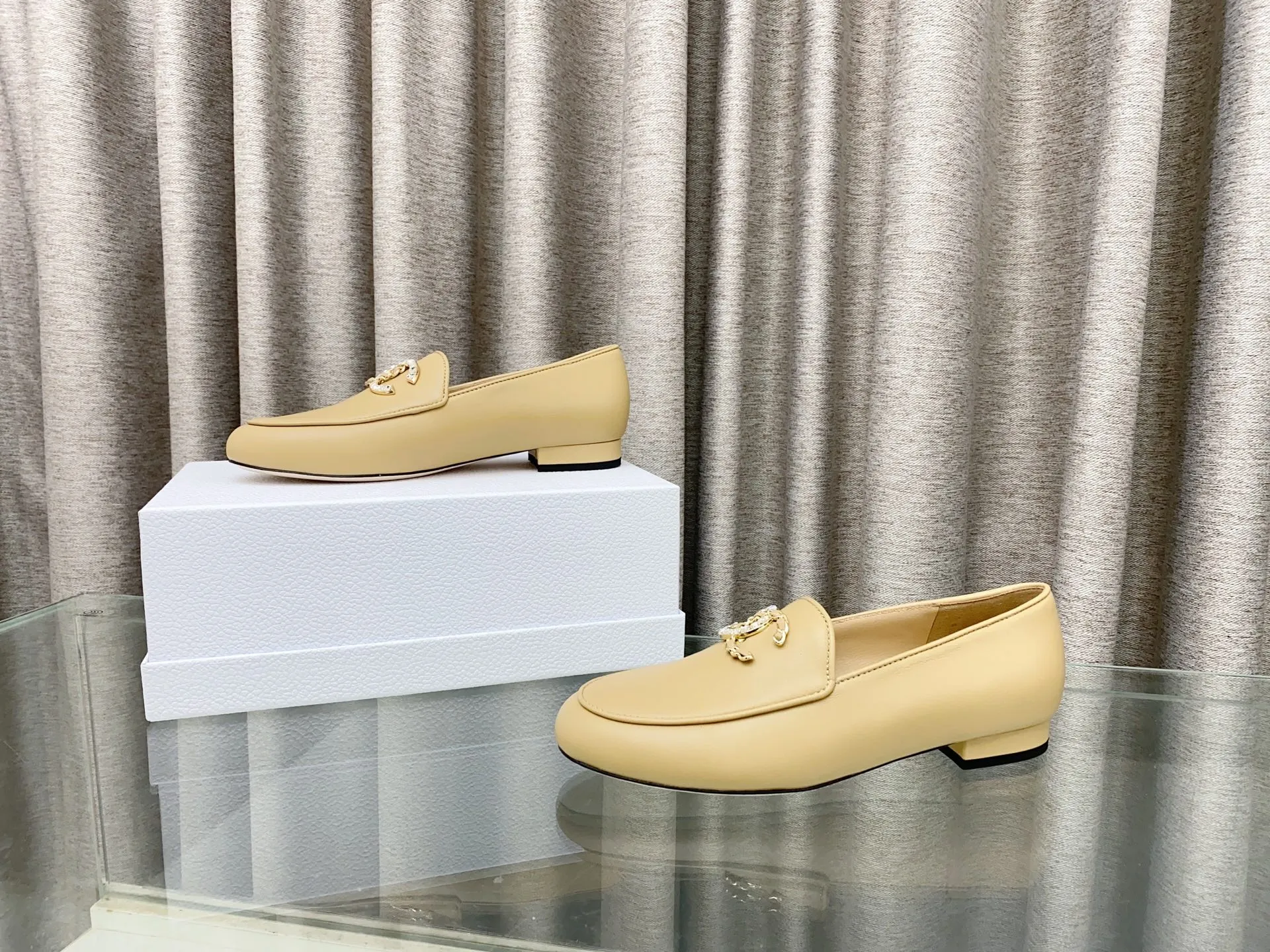 👟👟Ex-factory price 620👟👟 25Fw new spring and summer Chanel small perfume diamond double C half slippers/Loaf single shoes. Versatile style that you don’t get tired of. Super classic style. Casual with exquisiteness and stable temperament. This spring and summer is a beautiful bonus treasure! Upper: Lambskin Lining: Lambskin lining High heels: Flat soles: Italian genuine leather outsole Size: 35-39 (40 and 41 customizations are not returnable)